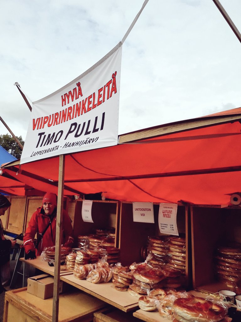 eeva_hallivuori's tweet photo. Terveiset Salon markkinoilta! Markkinapallon olisin ostanut, mutta eipä näkynyt. 
Ostettiin perinteiden mukaisesti villavaatetta, Pullin leipomon viipurinrinkeli, maustesilakkaa Taivassalosta.
#markkinapallo #SalonMarkkinat #viipurinrinkeli #markkinarinkeli #maustesilakka https://t.co/iZBzuT6ksm