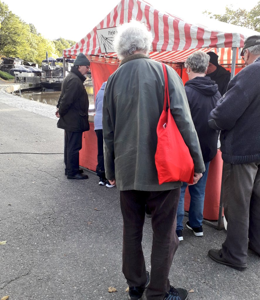 eeva_hallivuori's tweet photo. Terveiset Salon markkinoilta! Markkinapallon olisin ostanut, mutta eipä näkynyt. 
Ostettiin perinteiden mukaisesti villavaatetta, Pullin leipomon viipurinrinkeli, maustesilakkaa Taivassalosta.
#markkinapallo #SalonMarkkinat #viipurinrinkeli #markkinarinkeli #maustesilakka https://t.co/iZBzuT6ksm