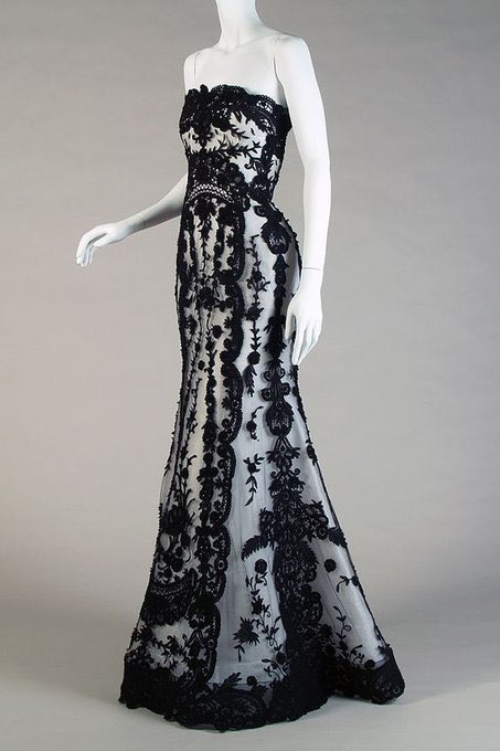 MadameGilflurt's tweet photo. I’m still blurry and I’m so, so tired of being blurry. It’s disheartening, but you lovely frockers are such a tonic. ❤️Anyway, let’s chase away the blur with this #FrockingFabulous Oscar de la Renta number of 2005. #fashionhistory via Kent State University Museum. https://t.co/hUED9rrw3A
