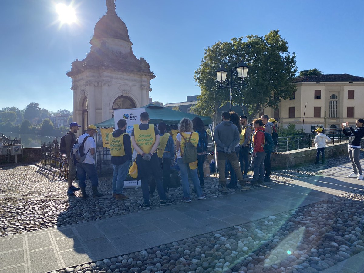 FairtradeItalia's tweet photo. Stamattina siamo con @LegambientePad al Portello per la pulizia dell’argine  🙏🏻Grazie a tutti i volontari/e che stanno intervenendo                                             #PuliamoilMondo @Legambiente https://t.co/zERpWyMPkt