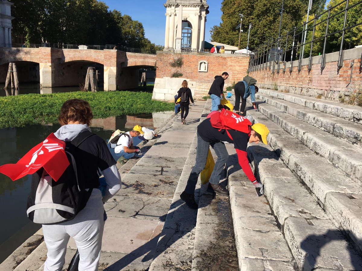 FairtradeItalia's tweet photo. Stamattina siamo con @LegambientePad al Portello per la pulizia dell’argine  🙏🏻Grazie a tutti i volontari/e che stanno intervenendo                                             #PuliamoilMondo @Legambiente https://t.co/zERpWyMPkt