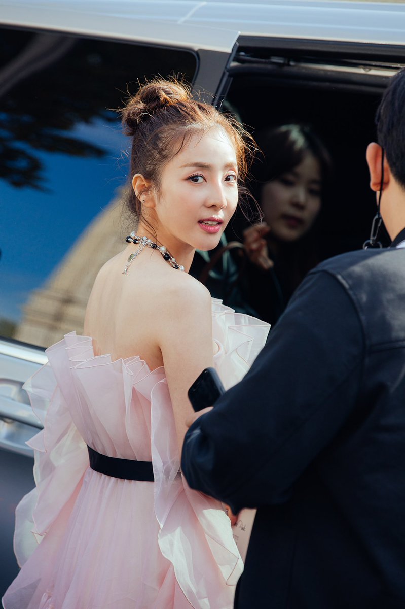 krungy21's tweet photo. #Dara #PFW #giambattistavalliparis photo by Jay Lim https://t.co/BQStaIgbWV