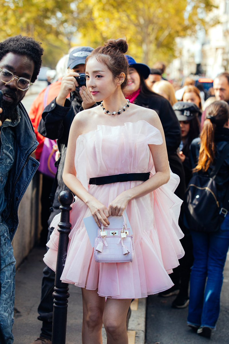 krungy21's tweet photo. #Dara #PFW #giambattistavalliparis photo by Jay Lim https://t.co/BQStaIgbWV
