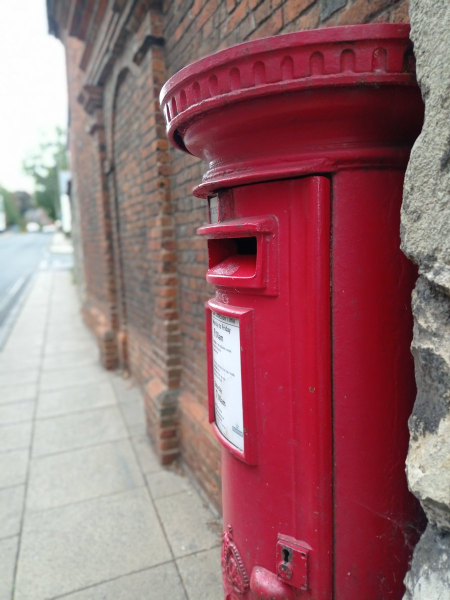 MadelaineCSmith's tweet photo. Playing Peepo with one of my most  frequented postboxes in #Winchester. It has a tendency to hide around a corner but is very useful for early post as it's collection is 9:00am.

#postboxsaturday #postboxes #letters #earlypost @letterappsoc
@artcath
@Hyde900org https://t.co/OyfWZOkgHB