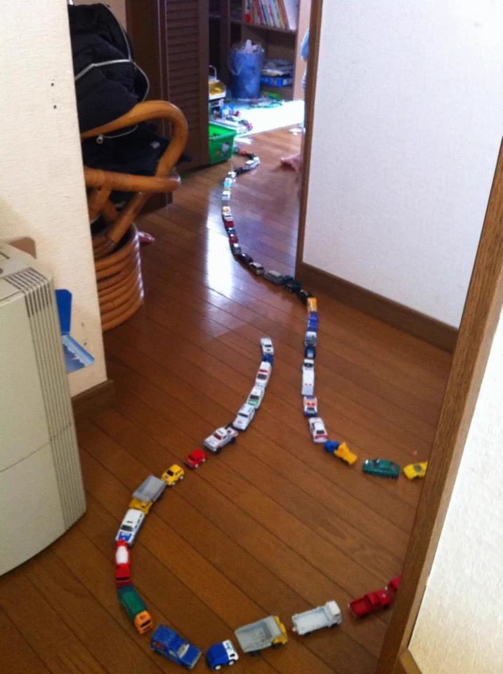 あぁぁぁぁぁ懐かしいぃぃぃぃ😂
おもちゃは散乱させるのに車は並べられるし
名前欄にひらがな3文字書くのは嫌がるのに車3台描くのは大丈夫な息子だった  
