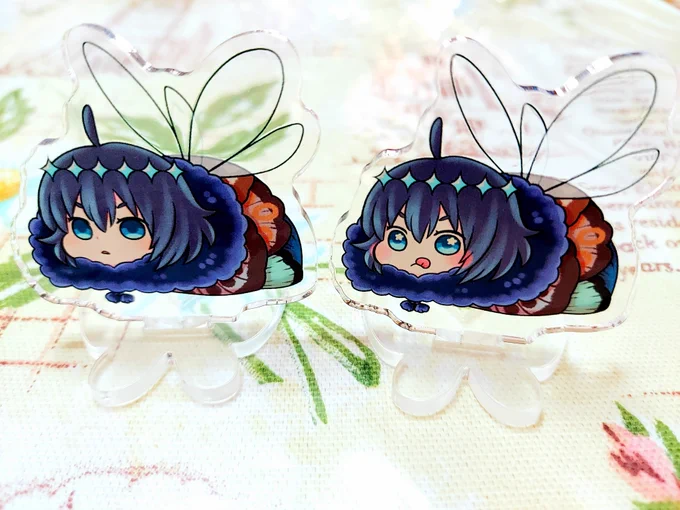 落ちてるミニヴォのアクスタできた!ぼんやり顔(左)とキラキラ顔(右)の2種。ミニオベwebオンリーにてBOOTH通販受付する予定です。部数の参考にしたいのでツリーにくっつけるアンケに回答していただけると助かります～よろしくお願いします。 