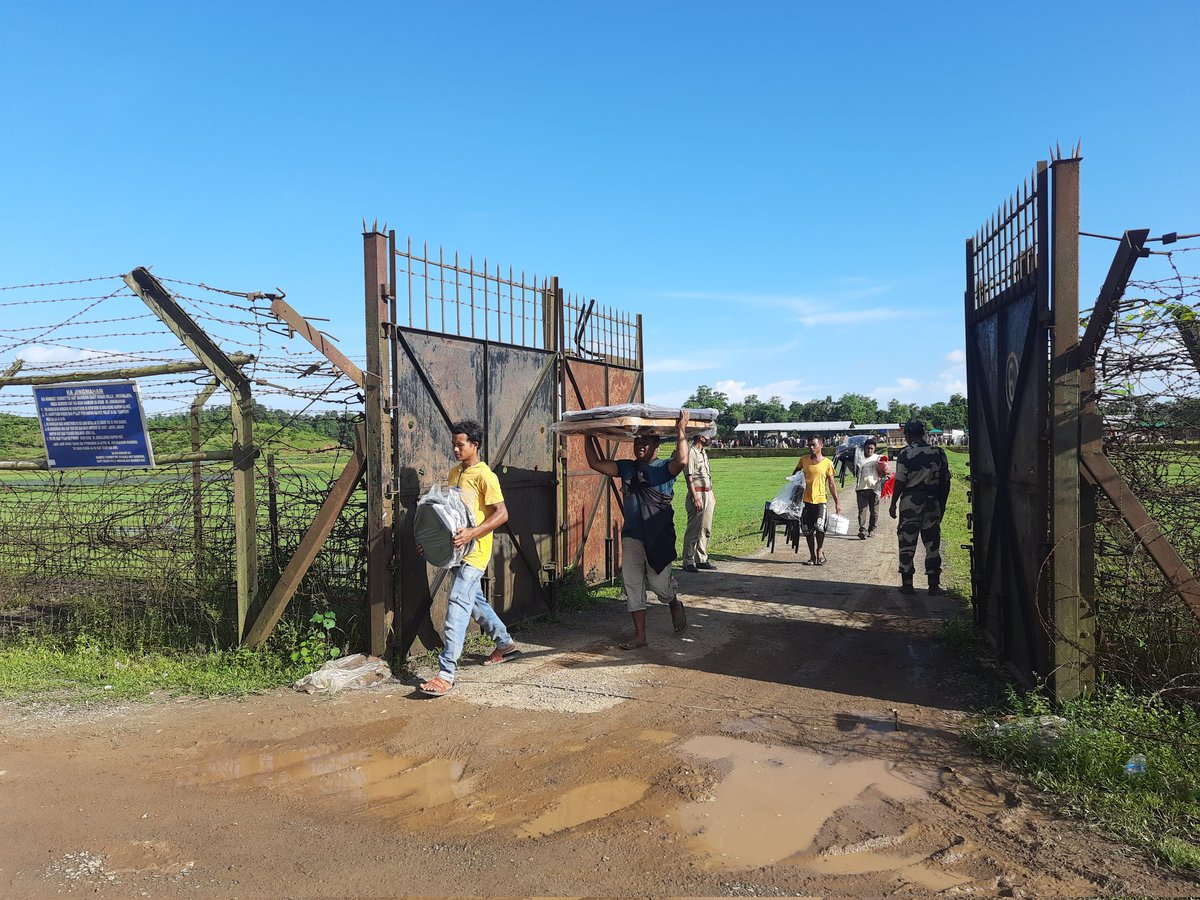 sanitydurast's tweet photo. Khasi-speaking visitors from #Meghalaya bargain with vendors from #Bangladesh in broken Bangla, bending not only linguistic frontiers but also chipping away at the physical borders that divide the land and its people - a heartfelt dispatch from the Ryngku #BorderHaat. https://t.co/3TYIp2Vrda