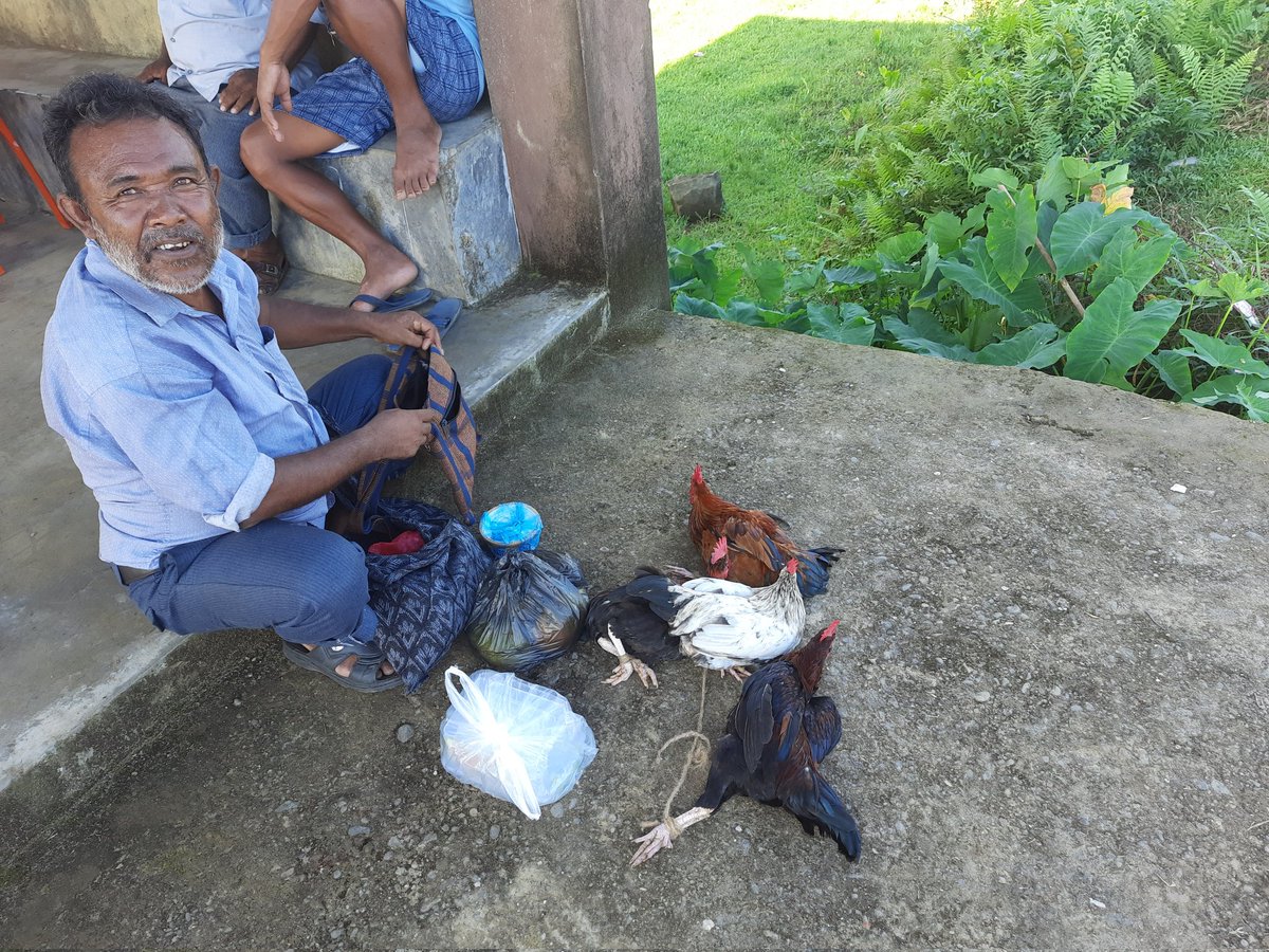 sanitydurast's tweet photo. Khasi-speaking visitors from #Meghalaya bargain with vendors from #Bangladesh in broken Bangla, bending not only linguistic frontiers but also chipping away at the physical borders that divide the land and its people - a heartfelt dispatch from the Ryngku #BorderHaat. https://t.co/3TYIp2Vrda