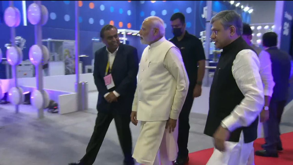 venkatmandala's tweet photo. Prime Minister @narendramodi inaugurates #IMC2022 exhibition, visits @reliancejio pavilion. He witnessed the #True5G devices displayed at the pavilion and experienced the use cases through #JioGlass.

#JioTrue5GatIMC #True5G https://t.co/caw5W7qBJq