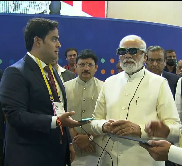 venkatmandala's tweet photo. Prime Minister @narendramodi inaugurates #IMC2022 exhibition, visits @reliancejio pavilion. He witnessed the #True5G devices displayed at the pavilion and experienced the use cases through #JioGlass.

#JioTrue5GatIMC #True5G https://t.co/caw5W7qBJq