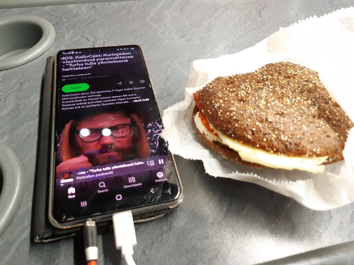 TeroITT's tweet photo. #Matkapvkirja: Helsinki. Aamupala ja #KalloCast. Ennen podcastin parhaat palat oli taktisesti hyvin sijoitettu loppuun; nykyään tylsästi tärkein anti heti alussa. #salibandy https://t.co/1QJbeHNgup