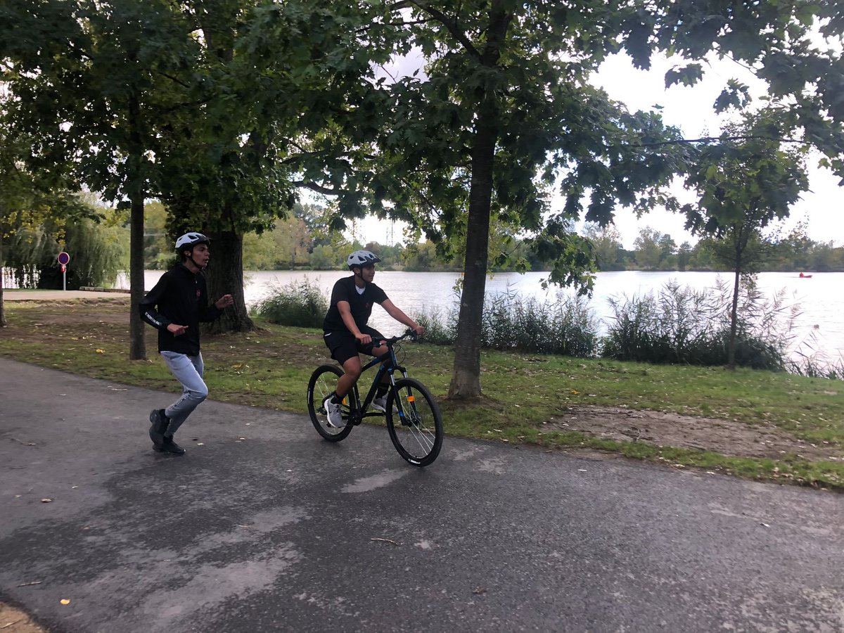 ClgRosaParks's tweet photo. [Section Sportive Raid] Superbe rencontre pour les élèves section sportive #raid avec les athlètes professionnels @SuperLeagueTri : échanges, #BikeNRun. Merci pour ce jolie moment de partage et d’émotions !!! @EpsToulouse @EducPrio_AcTlse @unss31 @dorianconinxtri https://t.co/ylpIWwMJql