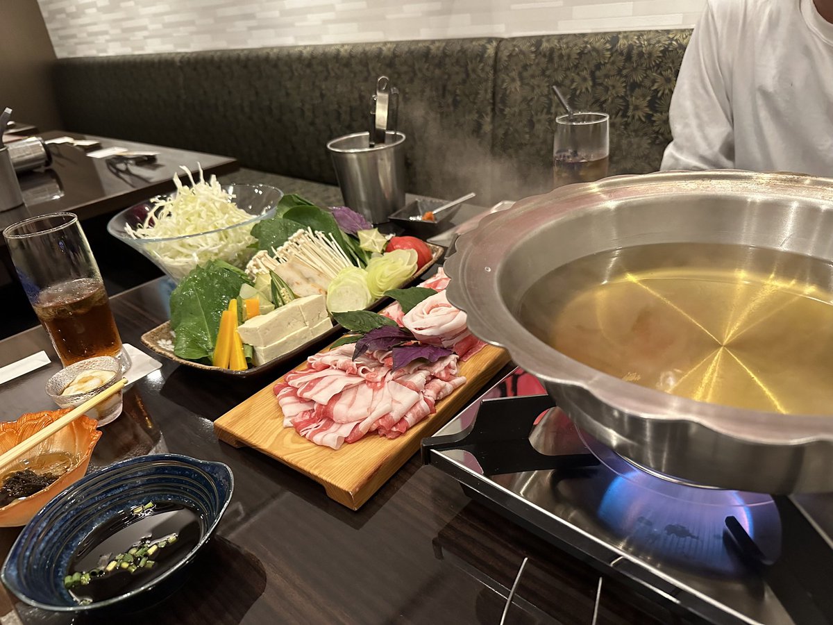 CylinderCom's tweet photo. 甘みのある脂の乗ったアグー肉と島野菜のしゃぶしゃぶが満喫できるお店です🤗

うちなー野菜と一緒にポン酢をつけて食べるので、重たくなくアッサリしていて、ついお腹いっぱい食べてしまいました����✨

住所：沖縄県那覇市松山２－１－１３
　　　沖縄建装　1階

♯ちむ
♯沖縄しゃぶしゃぶ
♯島野菜 https://t.co/kkUHs9e6y2