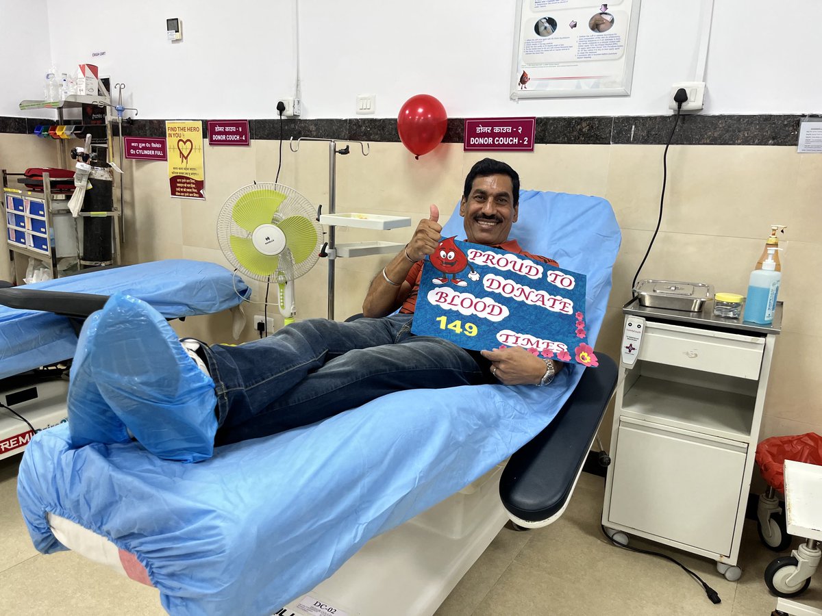 drsrinivasach's tweet photo. Shri Randeep Batta  has done his 149th blood donation at ESIC Medical College Hospital blood centre on National Voluntary Blood Donation Day 1st October 2022.  #NationalVoluntaryBlooddonationday #blooddonors ⁦@NACOINDIA⁩ ⁦@AABB⁩ ⁦@ISBTCO⁩ ⁦@esichq⁩ https://t.co/z6qoLiP79f