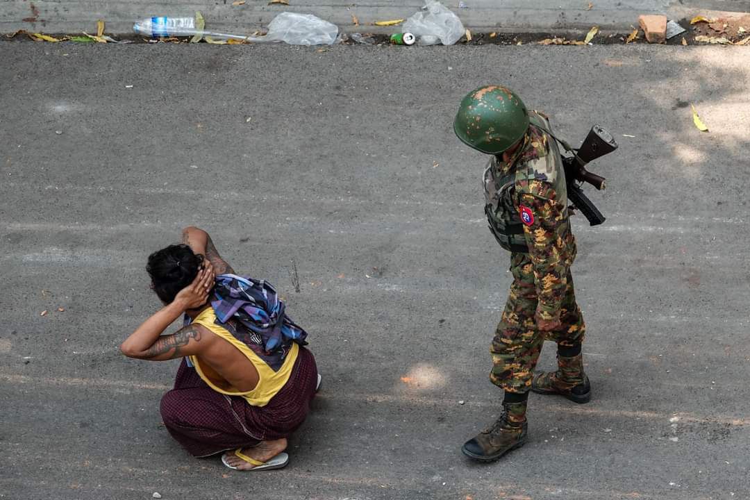 zawmoethant71's tweet photo. The Residents say that circa 500 people from PyawBwe village #MyinGyan TSP,Mandalay were arrested & beaten by terrorist army in relation to #PDF troops taking 7 guns from the house of #PyawBwe village administrator.https://t.co/P2fQ6X1aiY
#2022Oct1Coup
#WhatsHappeningInMyanmar https://t.co/aryvFUsfio