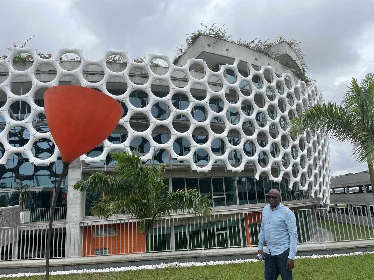 A_Chasle's tweet image. Venue en Côte d’Ivoire pour aider sur les interventions Entreprises, j’ai été impressionnée par la motivation et la compétence de la 1ère ligne 👏.  Pour être plus rapide, leurs motos à Abidjan c’est comme nos vélos à Paris 😉⁦@GuillaumeBoudin⁩ ⁦@MarcBlanchet75⁩