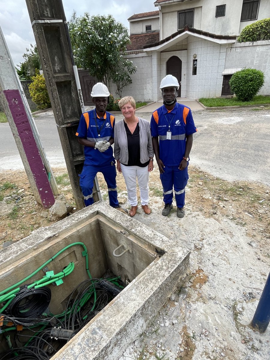 A_Chasle's tweet image. Venue en Côte d’Ivoire pour aider sur les interventions Entreprises, j’ai été impressionnée par la motivation et la compétence de la 1ère ligne 👏.  Pour être plus rapide, leurs motos à Abidjan c’est comme nos vélos à Paris 😉⁦@GuillaumeBoudin⁩ ⁦@MarcBlanchet75⁩
