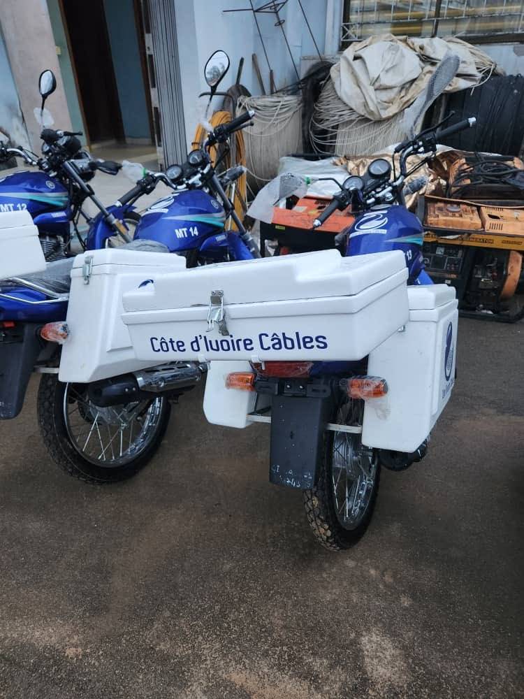 A_Chasle's tweet image. Venue en Côte d’Ivoire pour aider sur les interventions Entreprises, j’ai été impressionnée par la motivation et la compétence de la 1ère ligne 👏.  Pour être plus rapide, leurs motos à Abidjan c’est comme nos vélos à Paris 😉⁦@GuillaumeBoudin⁩ ⁦@MarcBlanchet75⁩