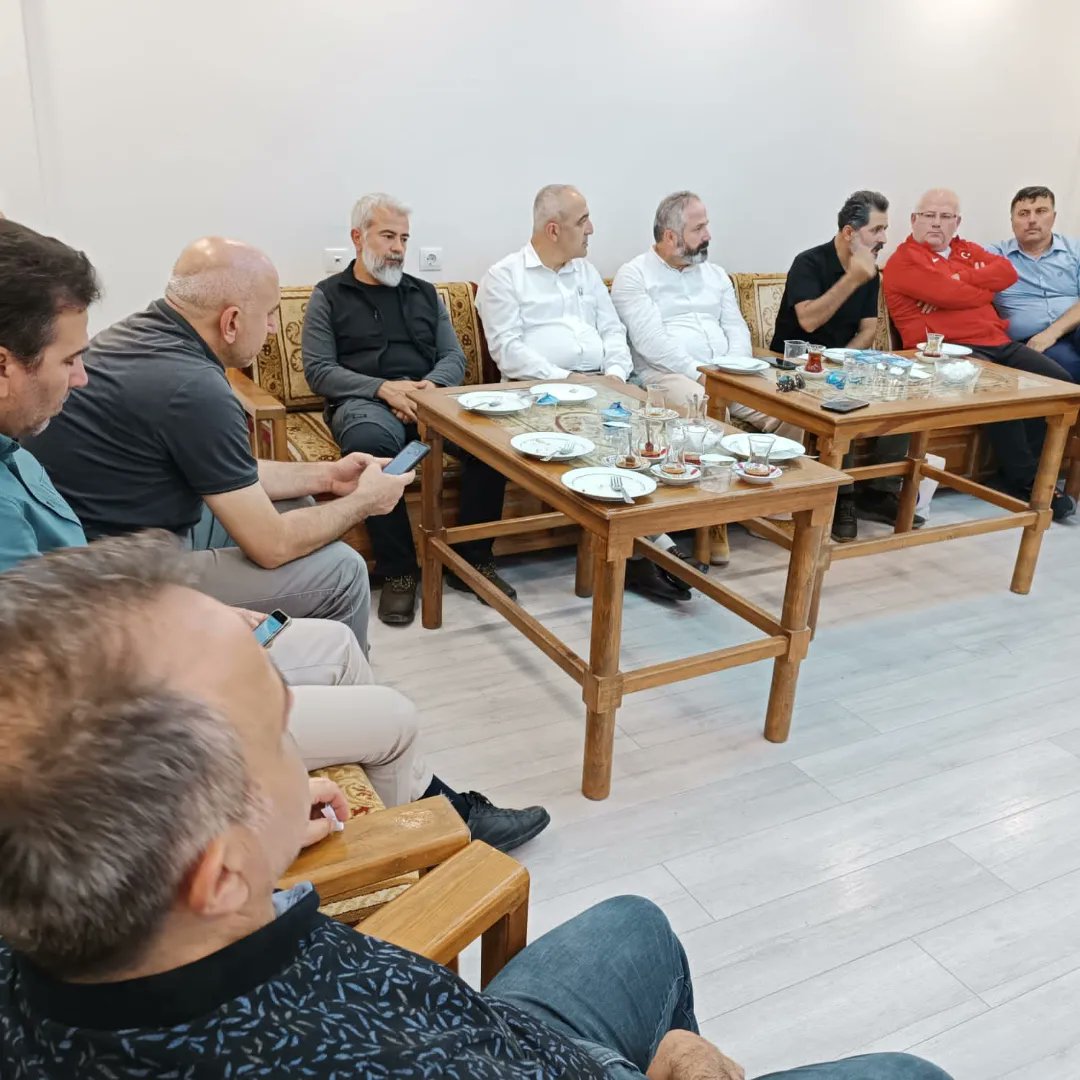 Genel Başk. Yrdımcılarımız Hasan Yalçın Yayla, Atilla Olçum, Şükrü Kolukısa  sendikamıza ziyarette bulunarak üyelerimizle biraya geldiler. Yapmış olduğumuz eylemi desteklediklerini  eğitim çalışanlarının kazanımları için her türlü mücadelenin yanında olduklarını dile getirdiler.