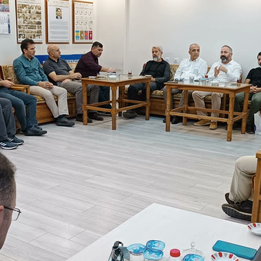 EbsTokat's tweet photo. Genel Başk. Yrdımcılarımız Hasan Yalçın Yayla, Atilla Olçum, Şükrü Kolukısa  sendikamıza ziyarette bulunarak üyelerimizle biraya geldiler. Yapmış olduğumuz eylemi desteklediklerini  eğitim çalışanlarının kazanımları için her türlü mücadelenin yanında olduklarını dile getirdiler. https://t.co/xcXbq9bfGK