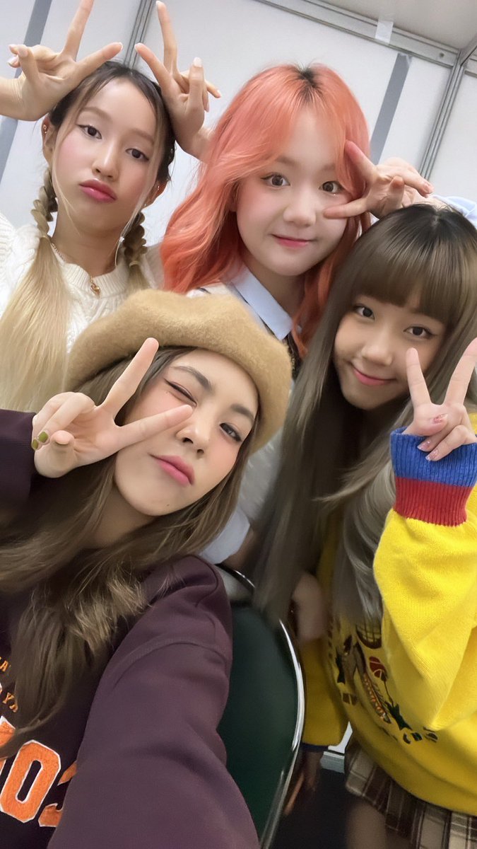 mypretzelle's tweet photo. อันยอง ~ ชาว Twist รอเจอกันได้เลยยย พร้อมหนาวไปกับสาวๆ กันมั้ยยยย ❄️✨

#PRETZELLE 
#koreanculturescene #festival
#เทศกาลวัฒนธรรมเกาหลี 
#안녕타일랜드싸왓디코리아2022 https://t.co/y06MakkXIk
