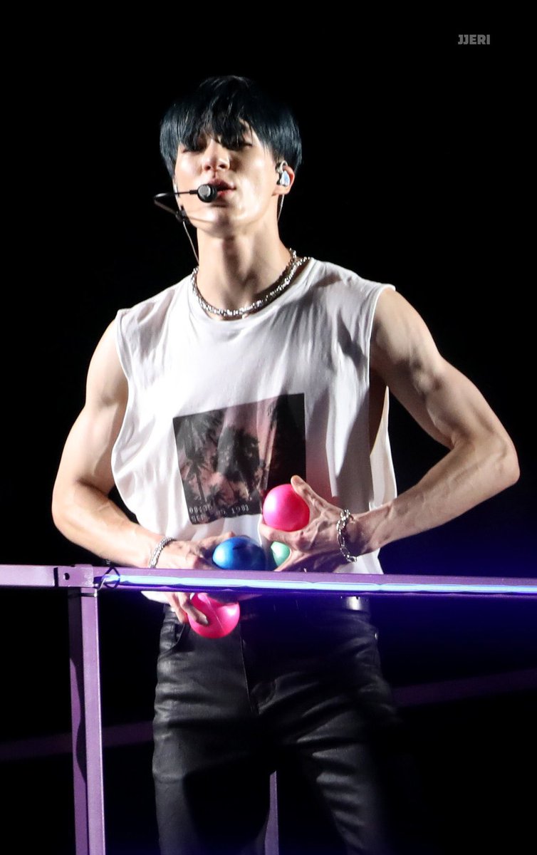 เสยผม ถือสูท ทำหัวใจ ถือลูกบอล พี่เจโน่ทำให้ทุกอย่างดูหนักไปหมด พี่ทำได้ไง