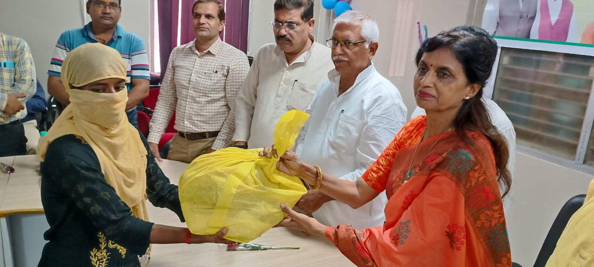 NtepVaranasi's tweet photo. सेवा पखवाड़ा में वाराणसी बीजेपी अध्यक्ष एवं अन्य पदाधिकारियों द्वारा गोद लिए गए क्षय रोगियों को पोषण पोटली का वितरण किया गया @CMO_VARANASI @dheiovns @ZIAFATIMA16 @TBHDJ #EndB #2025 @ddgtb @Varanasi_DM https://t.co/wWvxS6raCe