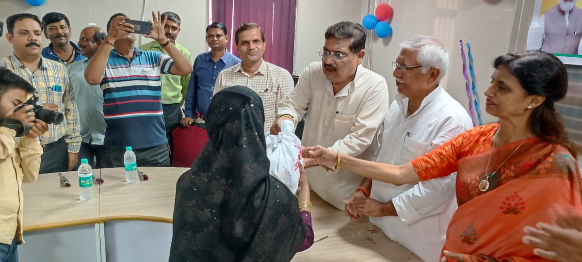 NtepVaranasi's tweet photo. सेवा पखवाड़ा में वाराणसी बीजेपी अध्यक्ष एवं अन्य पदाधिकारियों द्वारा गोद लिए गए क्षय रोगियों को पोषण पोटली का वितरण किया गया @CMO_VARANASI @dheiovns @ZIAFATIMA16 @TBHDJ #EndB #2025 @ddgtb @Varanasi_DM https://t.co/wWvxS6raCe