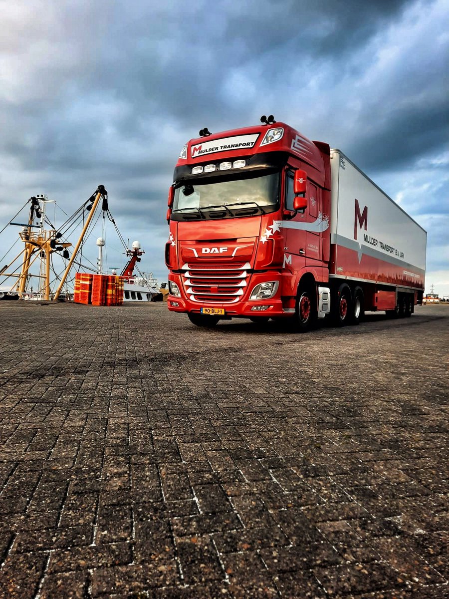 T R A N S P O R T |  Onze chauffeurs hebben weer een berg werk verzet deze week en genieten van een welverdiend weekend. Gister werd deze foto op de haven van Lauwersoog gemaakt, waar we verse vis opgehaalden bij een kotterklant. Goed weekend!
#vis #vrijdag #kotter #visserij