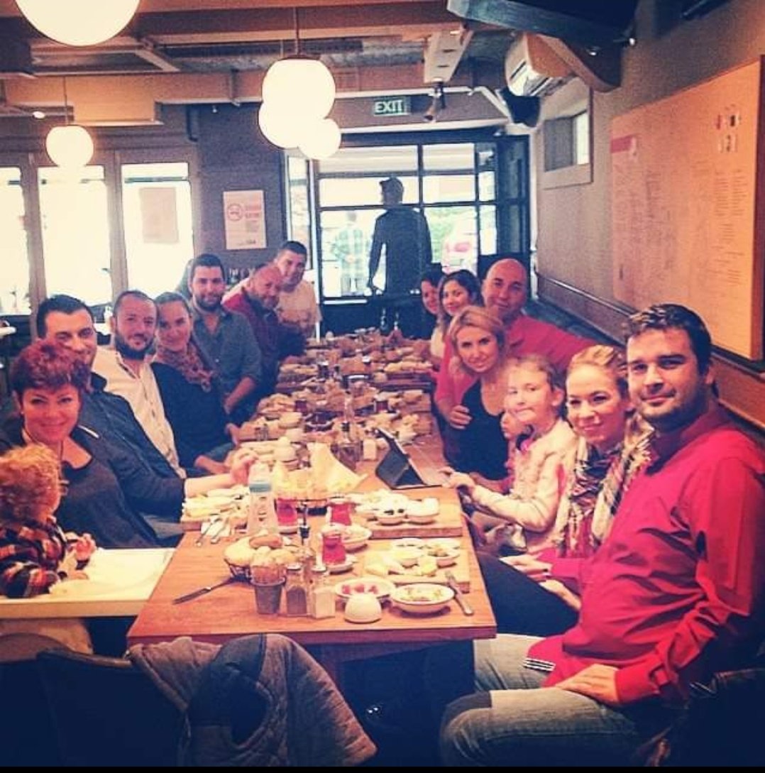 Bu da en çok değer verdiği iki şey, birlik ve yemek. Büyük Karşıyakalı, büyük yöneticiydin Erdal abi. Çok eksik kaldık sensiz. Fotoğrafta olanlar <a href="/cemcomu/">cemcomu</a> <a href="/goksink/">Gökşin KONSOLOĞLU</a> <a href="/canozakin/">canozakin</a> <a href="/TolgaBasek/">Tolga Basek</a> ve can abi..