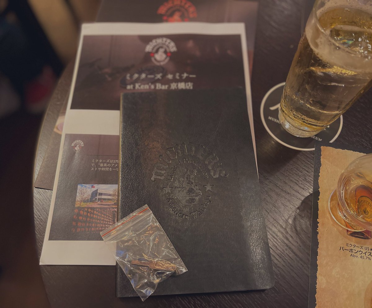 18proof's tweet photo. ウィスク・イー志村さんと
Ken's Bar ケンさんのMICHTER'Sのセミナーへ
20年 51.7%
濃厚で甘い軽やかな溶剤感の香り
抽出されたばかりかのような濃厚なキャラメルのような甘さとチャーの苦味が程よくスパイシー
貴重な経験でした👍
#ミクターズ #michter's #セミナー #kensbar https://t.co/CL7fl4vtQG