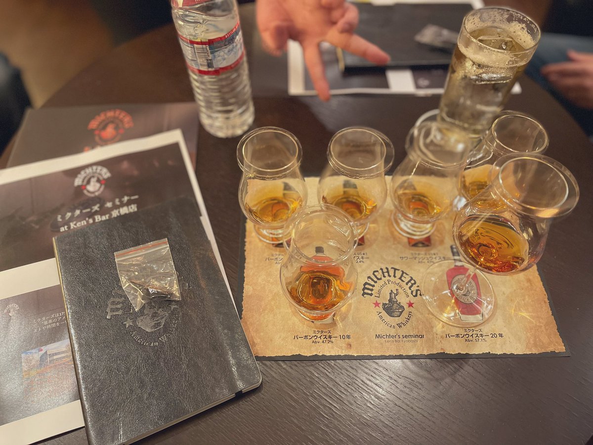 18proof's tweet photo. ウィスク・イー志村さんと
Ken's Bar ケンさんのMICHTER'Sのセミナーへ
20年 51.7%
濃厚で甘い軽やかな溶剤感の香り
抽出されたばかりかのような濃厚なキャラメルのような甘さとチャーの苦味が程よくスパイシー
貴重な経験でした👍
#ミクターズ #michter's #セミナー #kensbar https://t.co/CL7fl4vtQG