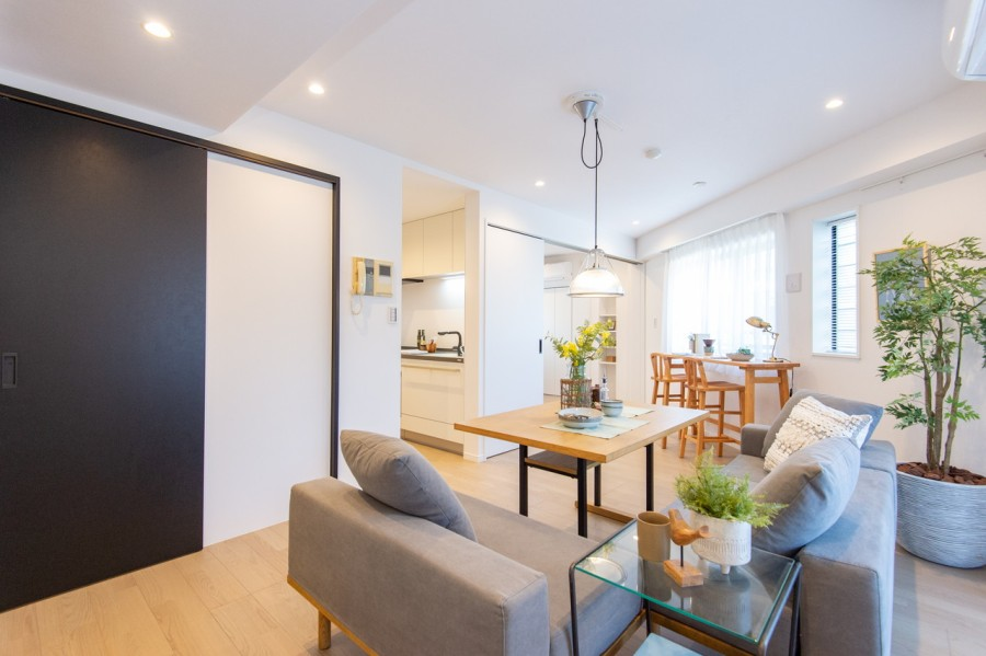 JpnRealtySTARTS's tweet photo. Coner 2BR 7min to #Meguro station #JRYamanoteLine.
Price: JPY79.8M ≒ USD552K ≒ EUR563K
Structure: RCS
Built: Oct 2003
Size: 53.99m2 / 581.14ft2
#renovation #property #realestate #petfriendly #dishwasher #TokyuLine #MeguroWard #Tokyo #Japan #sale https://t.co/RjMLF2fUQW