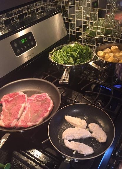 zero_damns's tweet image. 😏i showed up early before 8pm to see if he was REALLY cooking for me because men lie😆~but he was doing the damn thing🔥 #pettypoints✅👌🏽&amp;amp; it&apos;s delish😋...he said now tweet that🤣🤣
#pettyprops🫴🏽
#pettyproblems😈💅🏽 #fridayvibes☺️🌴  

#taurus👑 #September2022🏖️ #goodvibes😘🎵🏝️