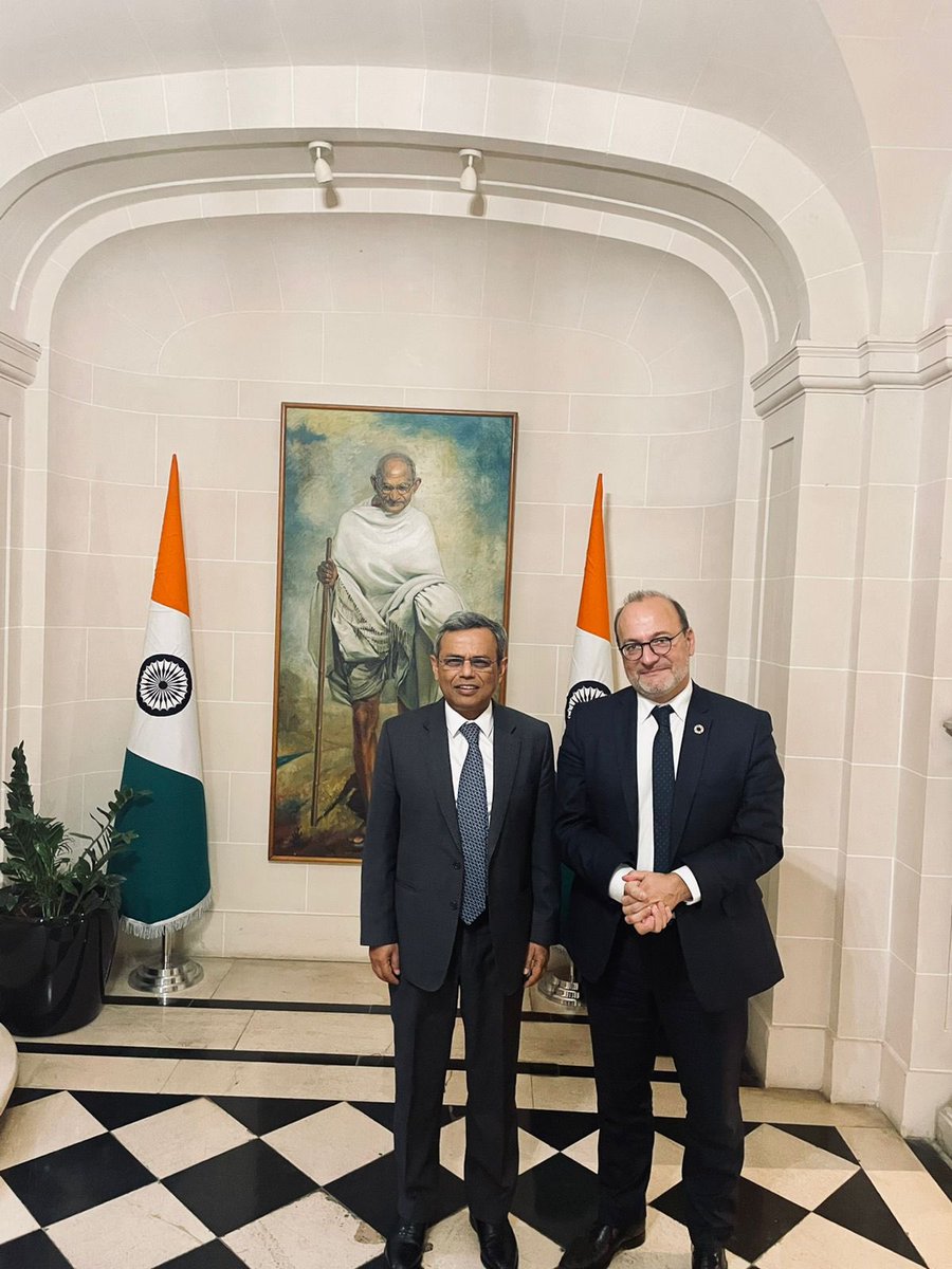 Amb @JawedAshraf5 met CEO AFD Remo Rioux @RiouxRemy. Discussed AFD’s projects in India on the key challenges of smart cities, mobility, clean energy & biodiversity, opportunities for 🇮🇳 🇫🇷 development partnership in Indo Pacific and mainstreaming public development banks in G20.
