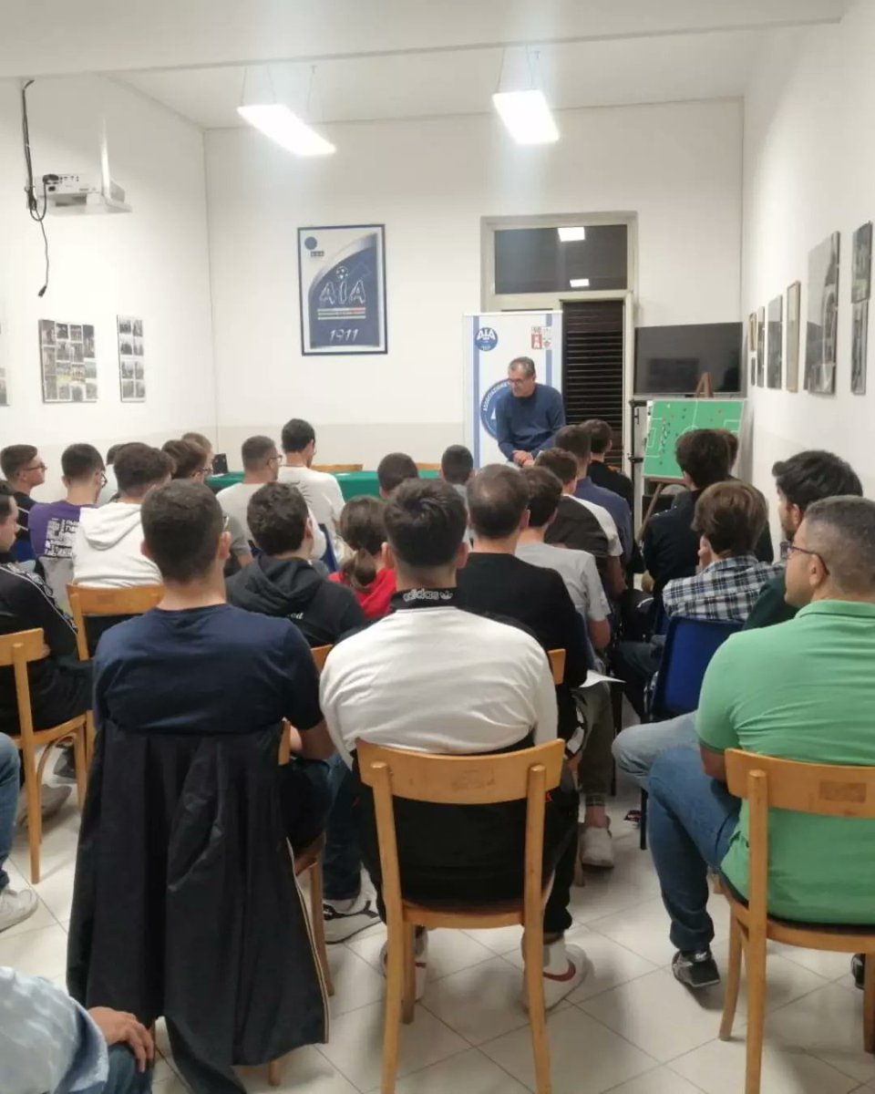 AiaTorreGreco's tweet photo. #arbitro #riunione #aia #sport #calcio 

@AiaTorreGreco @cra_campania
 @AIA_it @GLoffredo72

Prima riunione tecnica e prime emozioni con la gradita ed emozionante sorpresa della presenza del collega Vincenzo Garofalo.  

https://t.co/A3KmpaR5m5 https://t.co/F08VWJEHAQ