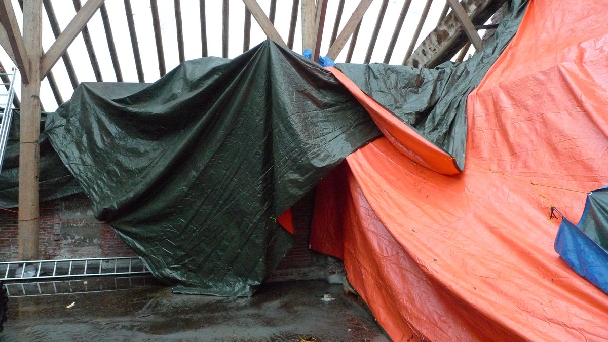 KovoorBo's tweet photo. 2022-10-01: Weer een half doorwaakte nacht.
Halverwege de nacht toenemend lawaai van de wapperende afdekzeilen die bij gemis aan een schuurdak voor- &amp; achter-huis droog moeten houden.
Geen grote lekkerijen vannacht,
wel een is één zeildoek op een hoek losgescheurd. https://t.co/1kGZ8FghqP