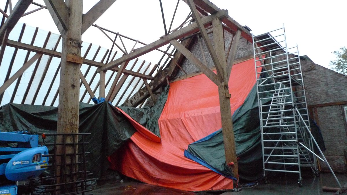 KovoorBo's tweet photo. 2022-10-01: Weer een half doorwaakte nacht.
Halverwege de nacht toenemend lawaai van de wapperende afdekzeilen die bij gemis aan een schuurdak voor- &amp; achter-huis droog moeten houden.
Geen grote lekkerijen vannacht,
wel een is één zeildoek op een hoek losgescheurd. https://t.co/1kGZ8FghqP