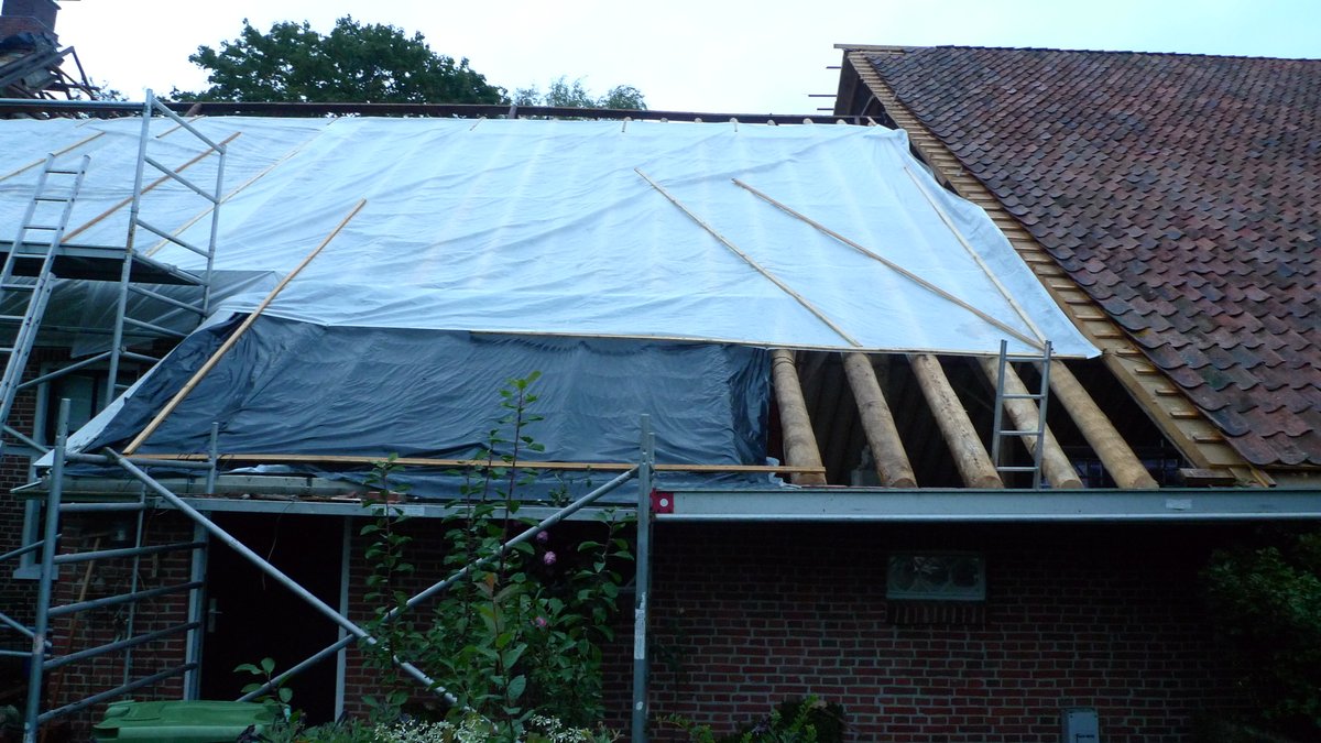 KovoorBo's tweet photo. 2022-10-01: Weer een half doorwaakte nacht.
Halverwege de nacht toenemend lawaai van de wapperende afdekzeilen die bij gemis aan een schuurdak voor- &amp; achter-huis droog moeten houden.
Geen grote lekkerijen vannacht,
wel een is één zeildoek op een hoek losgescheurd. https://t.co/1kGZ8FghqP