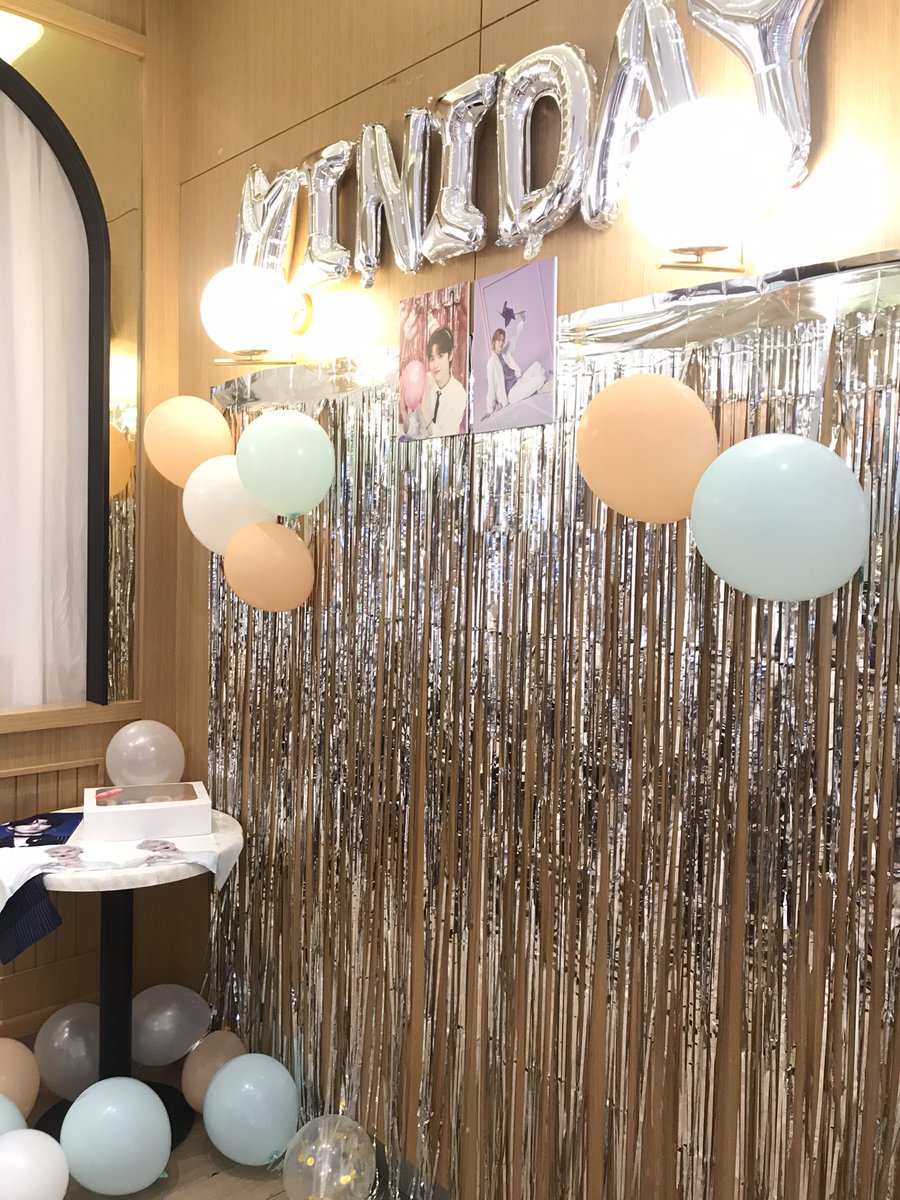 amorevity's tweet photo. the set up is so pretty and finally i got to meet some of my moots 😆❤️ #FALLinMINHEE https://t.co/9sT9VQM3uD
