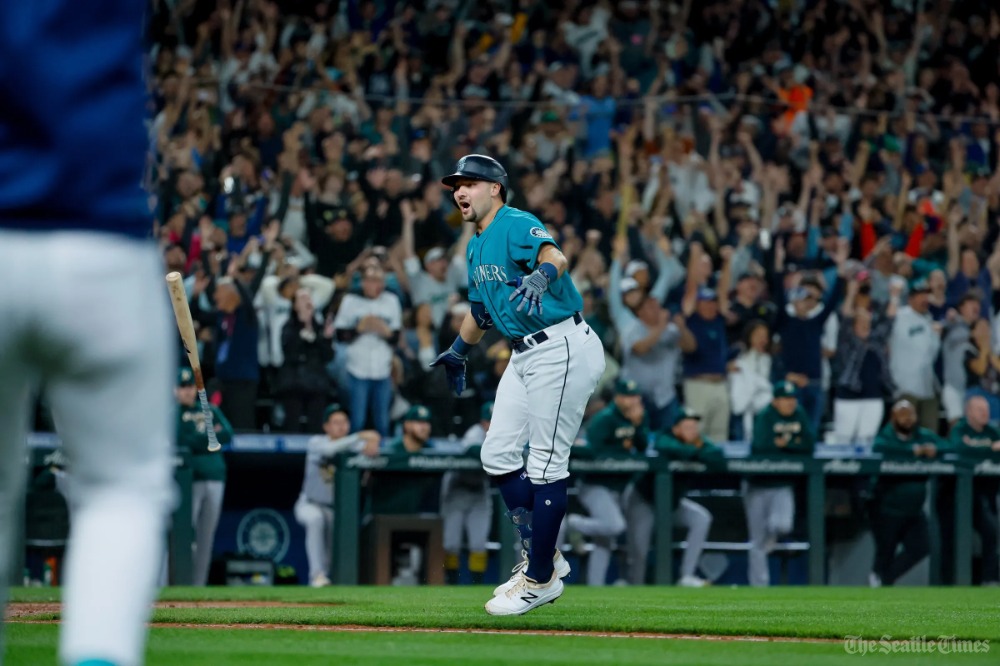 SeaTimesSports's tweet photo. The Mariners’ moment.

📸: Jennifer Buchanan/@seattletimes https://t.co/rwogqrPmWg