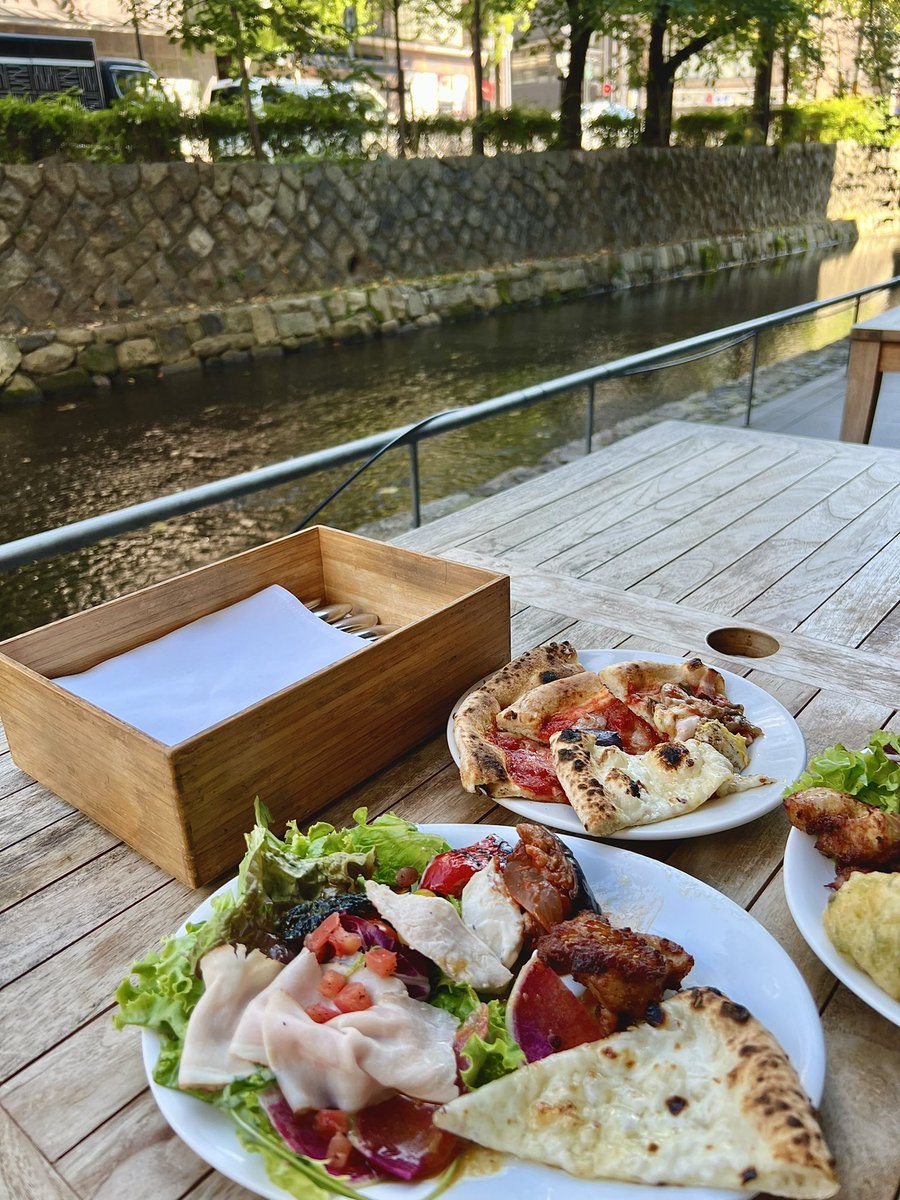 hidet19564's tweet photo. まだ暑い京都、高瀬川沿いのこの席は涼しくて快適。ピザ🍕美味しい😍 https://t.co/4SMqr80bvu