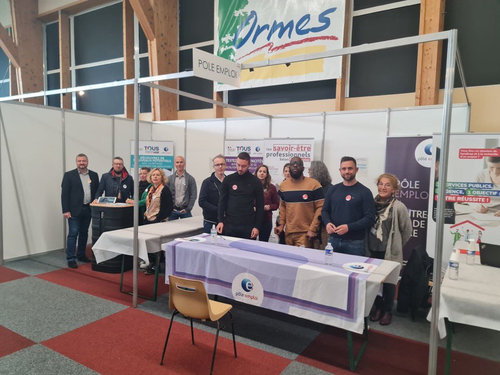 Fidel_k4's tweet photo. Retour sur le forum de l’#emploi multi sectoriel de la ville d’Ormes (45) 
L’agence de @poleemploi_RCVL #orleansouest mobilisée, des demandeurs presents les entreprises satisfaites 🚀 mission accomplie 
@driss_1402 @christellevanc2 @patrick_boissy https://t.co/1xfbPe13AS