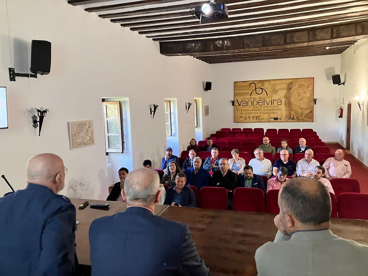 PrsantosP's tweet photo. ▶️ 📷 El @gobjccm junto a los alcaldes y alcaldesas de #SierradeAlcarazyCampodeMontiel y con su Grupo de Acción Local (#SACAM), en el Convento de San Francisco en #Alcaraz, para analizar las posibilidades e implantación de la Ley de lucha contra la despoblación y su Estrategia https://t.co/4gqIGXyLoS