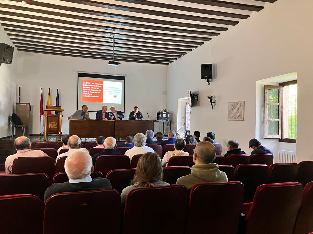 PrsantosP's tweet photo. ▶️ 📷 El @gobjccm junto a los alcaldes y alcaldesas de #SierradeAlcarazyCampodeMontiel y con su Grupo de Acción Local (#SACAM), en el Convento de San Francisco en #Alcaraz, para analizar las posibilidades e implantación de la Ley de lucha contra la despoblación y su Estrategia https://t.co/4gqIGXyLoS
