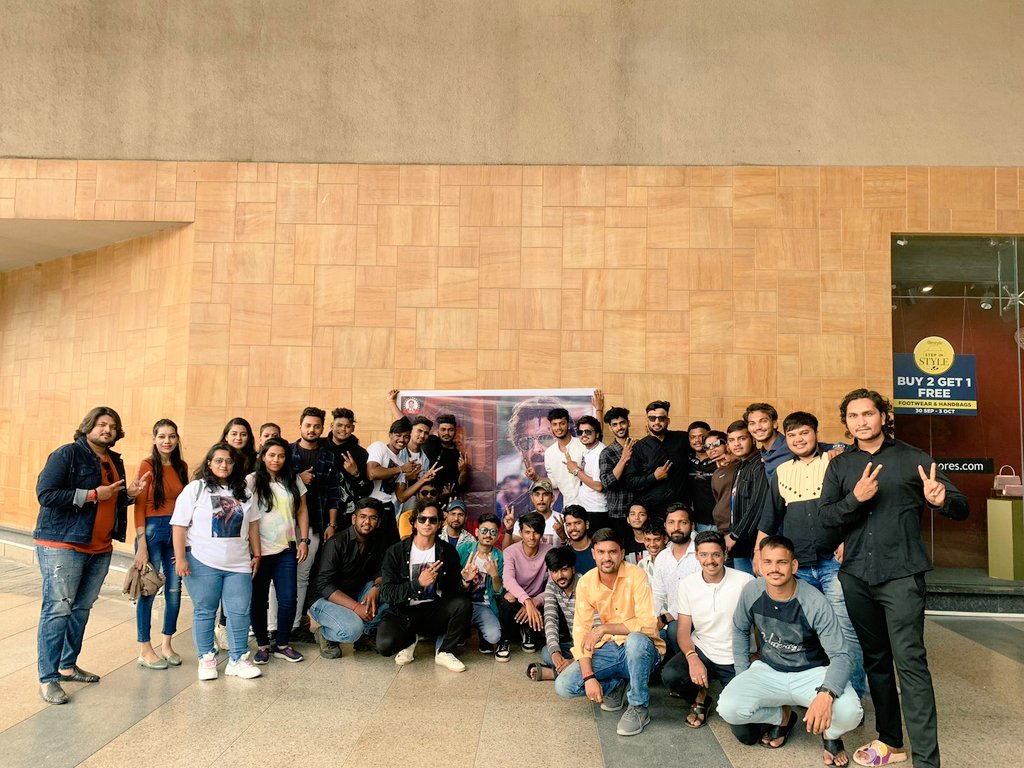 Dhavalhrx's tweet photo. Happy moments of Vikram Vedha First day First Show Celebration by HRFC Vadodara. So glad to see Hritik sir on big screen, the movie was fabulous and Hrithik sir was 🤤. Movie will be blockbuster of 2022
Can't wait for upcoming movies
#vikramvedhapose @iHrithik https://t.co/TcexYvgY7X