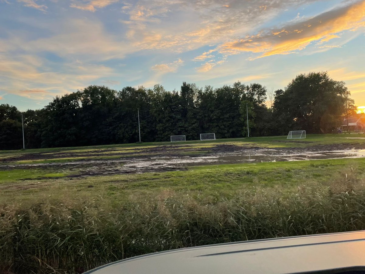 Alsof je stamkroeg afbrand …. De ijsbaan van t’ kruis lijkt wel oorlogsgebied mannen zonder kluitenlogie studie op zak ….En geen boerenverstand…. Zakken vullen en wegwezen