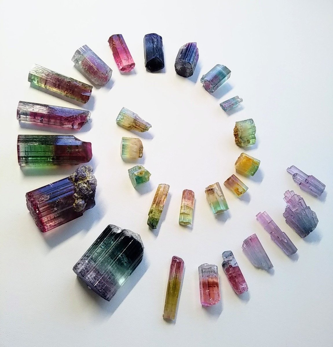 簡単に並べられるものだけ。
基本はブルーの入ったバイカラーで蒐集。
#10月になったのでトルマリン見せてください