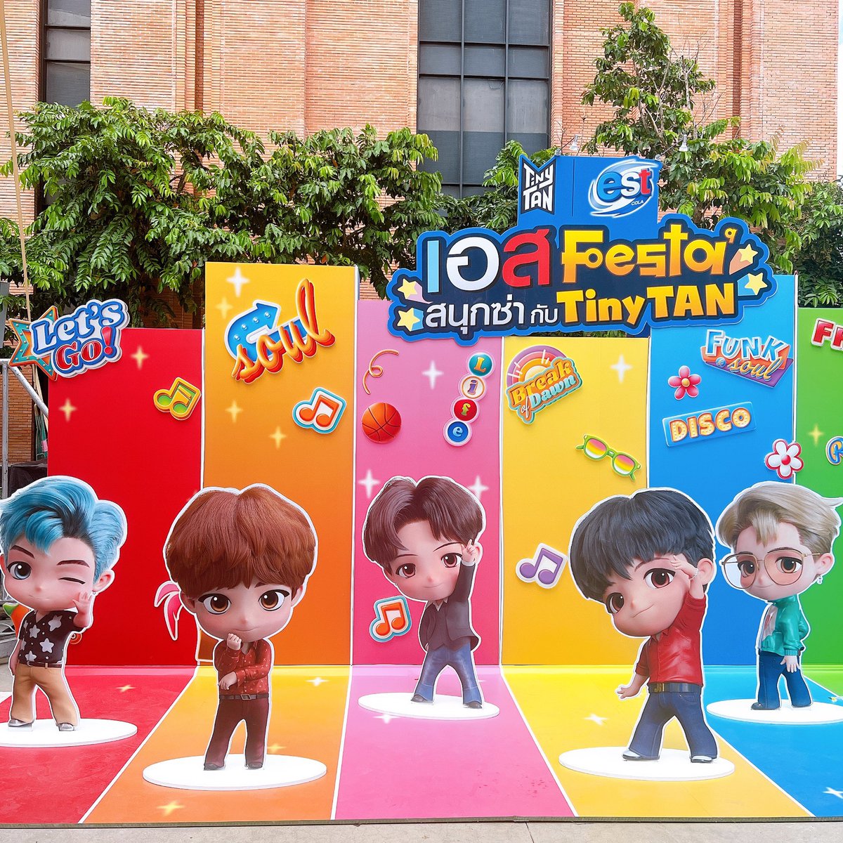 Jeonjjk_nn's tweet photo. อาร์มี่ทุกคนต้องมีแล้วป่ะ! TinyTAN boxset น่ารักมากอ่ะ ในเซตจะได้ กระป๋อง est 7 ดีไซน์ 7 กระป๋อง แก้วสุ่ม 1 ใบ และการ์ดสุ่มอีก 1 ใบ คุ้มมากๆ ในราคา 399฿ งานน่ารักมากๆ มีซุ้มอาหารจุดถ่ายรูปเพียบ ชอบมากก มาได้ที่สยามเลย มี 2 วันถึงพรุ่งนี้ มาให้ไวเลยจ้า💜 #เอสสนุกซ่ากับtinytan https://t.co/gjAEhY1NnE