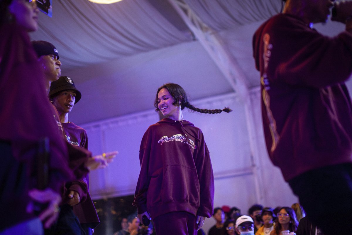 hmphilippines's tweet photo. LOOK: Fateeha in #DBTKxHM Gradient Lightspeed at the @dbtkco Fest! #DBTKFest
Digging the cool 'fit? Get yours in select H&M stores.
Sweatshirt at P2,490
Joggers at P2,290 https://t.co/73Leu7V20q